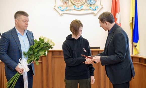 Студентка, яка допомагала постраждалим під час ворожої атаки на Вінницю, отримала медаль