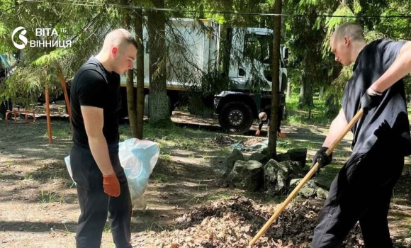 Студенти та комунальники Вінниці влаштували толоку в таборі для маріупольських родин Студенти та комунальники Вінниці влаштували толоку в таборі для маріупольських родин