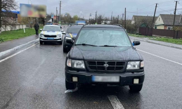 Subaru збив літню жінку посеред білого дня у Гайсині — потерпіла у лікарні