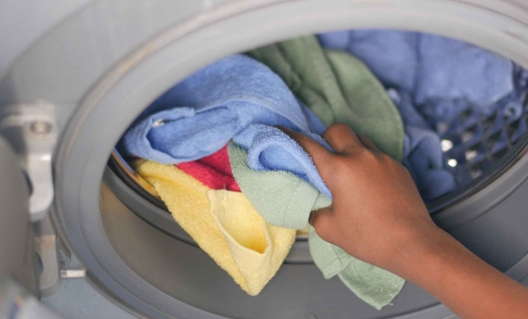 Сучасна пральна машина — це вже не просто техніка для догляду за одягом, а справжній інтелектуальний помічник у побуті. Серед безлічі корисних функцій, які пропонують виробники, особливою популярна — дозавантаження білизни.