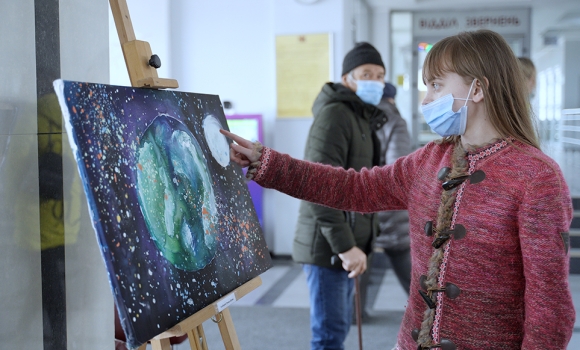"Запали місто синім": у Вінниці відкрилась виставка картин, авторами яких є діти з інвалідністю