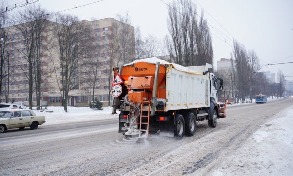 Комунальники Вінниці розчищали вулиці міста від снігу всю ніч