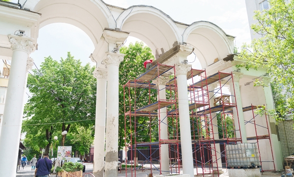 Арку на вході до Центрального парку у Вінниці відремонтують до середини червня