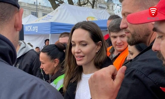 Світова кінозірка Анджеліна Джолі прибула в Україну з гуманітарною місією