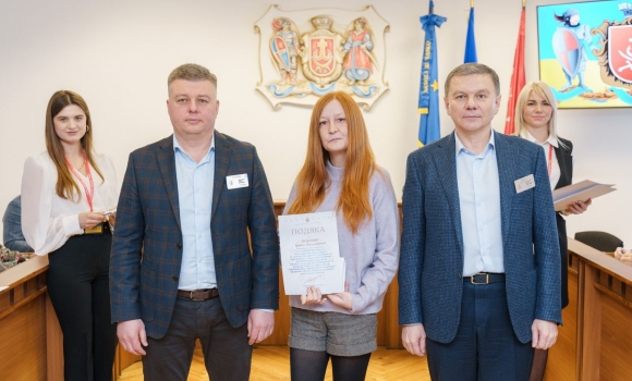 "Своїм прикладом мотивую інших допомагати попри все", - вінницька волонтерка