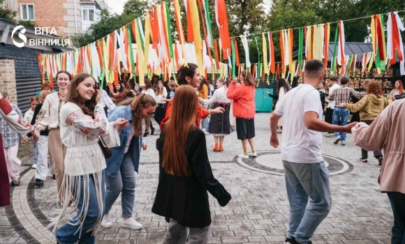 Свищики, розписи та трипільські мотиви у Вінниці вперше провели «Шлях Подільської кераміки» Свищики, розписи та трипільські мотиви у Вінниці вперше провели «Шлях Подільської кераміки»