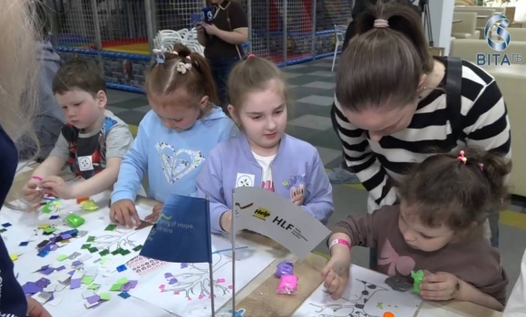 Символ сили в дитячих руках у розважальному центрі Вінниці виростили «Дерева радості»