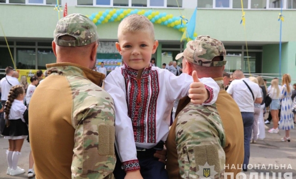 Сина загиблого на війні КОРДівця провели до школи побратими батька