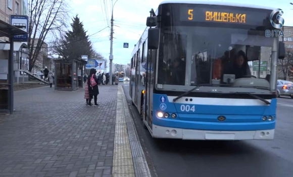 Тактильна плитка і нові бордюри як Вінниця створює комфорт для маломобільних груп населення