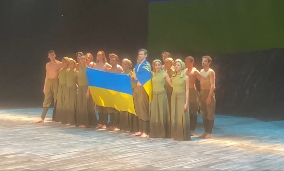 Глядачі театру Дортмунда аплодували стоячи, коли на сцену винесли прапор України