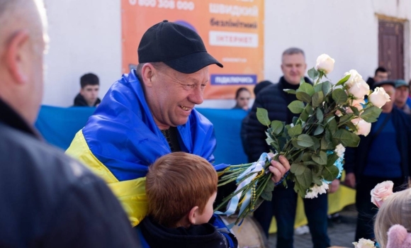 Тепло й урочисто зустріла земляка з полону громада на Вінниччині