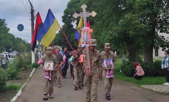 Теплицька громада провела до місця останнього спочинку земляка-командира
