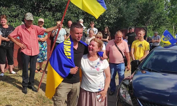 Теплицька громада з радістю зустріла земляка, який повернувся з полону