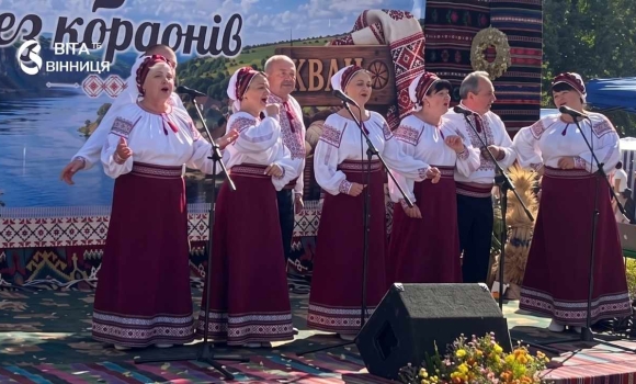 Ткацькі верстати й майстри з усієї Вінниччини ансамбль із Калинівки заспівав на святі народного ремесла Ткацькі верстати й майстри з усієї Вінниччини ансамбль із Калинівки заспівав на святі народного ремесла