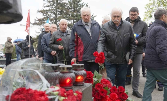 Трагедія, яку не затре час у Вінниці поклали квіти до пам’ятника жертвам Чорнобиля