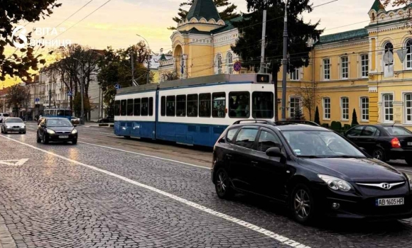 Трамваї на Соборній пришвидшилися до 12,5 кмгод перші підсумки роботи виділених смуг у Вінниці Трамваї на Соборній пришвидшилися до 12,5 кмгод перші підсумки роботи виділених смуг у Вінниці