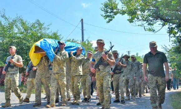Тростянецька громада живим коридором зустрічала сержанта, який загинув на Донеччині