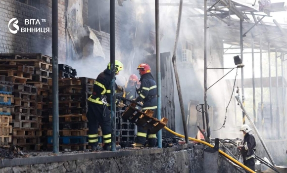 Троє постраждалих у реанімації після ворожого удару на Вінниччині на місці працюють рятувальники й поліція