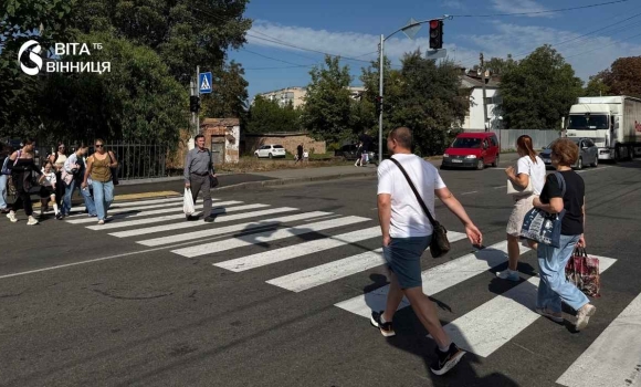 Три напрямки одразу як новий світлофор на Шимка організує рух вінницьких пішоходів Три напрямки одразу як новий світлофор на Шимка організує рух вінницьких пішоходів