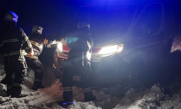 Три “швидкі” застрягли на засніжених дорогах Вінниччини за одну ніч