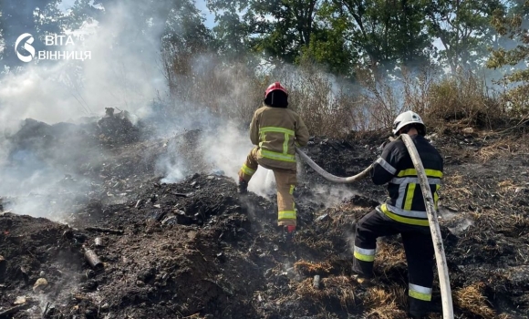 Три центнери сіна згоріли в Тиврові за добу на Вінниччині гасили 16 пожеж Три центнери сіна згоріли в Тиврові за добу на Вінниччині гасили 16 пожеж