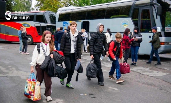 Три тижні без тривог 300 дітей із Вінниччини поїхали оздоровлюватися в Карпати Три тижні без тривог 300 дітей із Вінниччини поїхали оздоровлюватися в Карпати