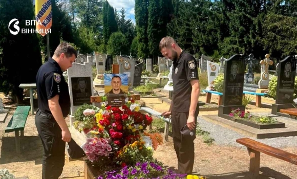 Тримав позицію до останнього подиху у Вінниці вшанували поліцейського-штурмовика Олега Гилюка Тримав позицію до останнього подиху у Вінниці вшанували поліцейського-штурмовика Олега Гилюка