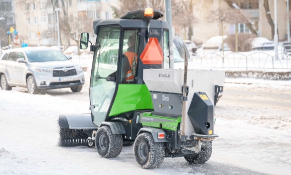 Триває обробка вулиць Вінниці протиожеледними матеріалами