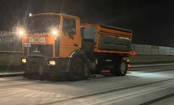 Триває протиожеледна обробка доріг і пішохідних зон у Вінниці
