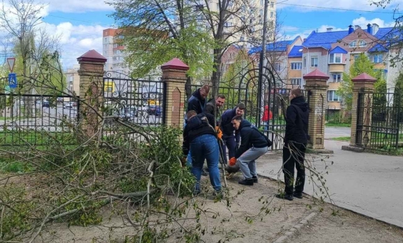 Цьогорічне святкування 9 травня в росії проходить під знаком страху та безпрецедентних заходів безпеки. Замість звичних масштабних урочистостей, кремль змушений суттєво скоротити програму параду