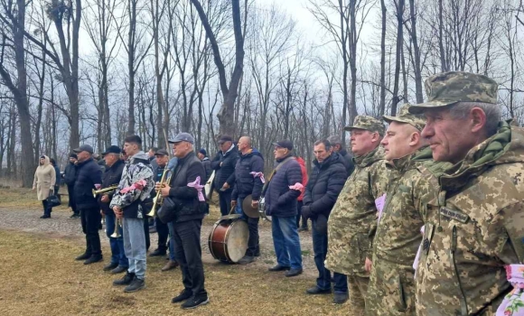 Тульчинська громада прощалась з хоробрим захисником, солдатом-кулеметником