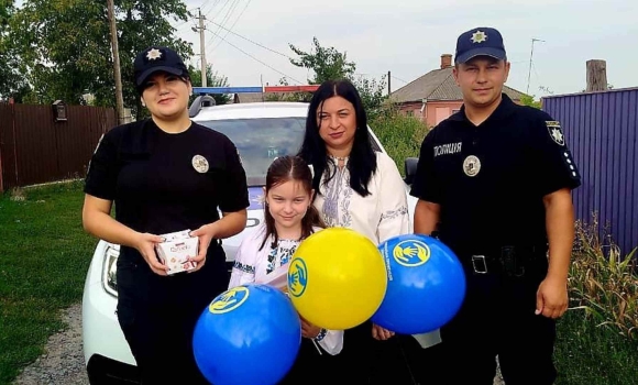Тульчинську школярку на перший урок відвезли на поліцейському авто