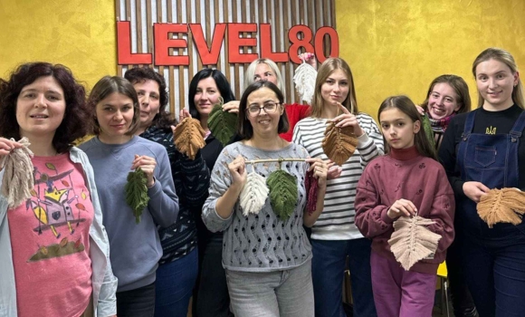 Творчий вечір у «Level 80» вінничани навчились створювати декоративні «Пір’їнки»