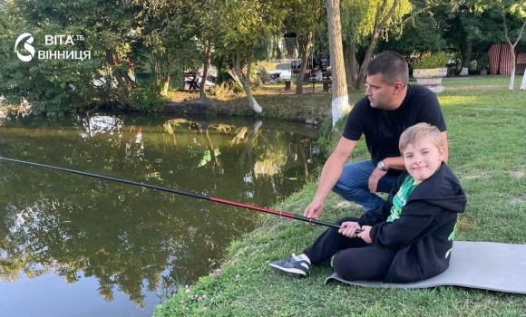 Тиша, вода й жодного поспіху діти загиблих захисників Вінниччини вчилися рибалити