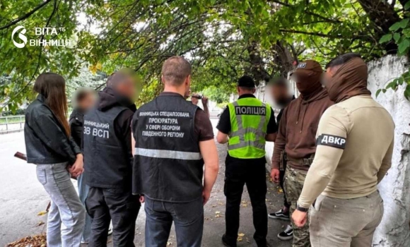 Тисяча доларів «авансом» і ще п'ять тисяч на руках у Вінниці викрили схему з переведенням до тилової частини
