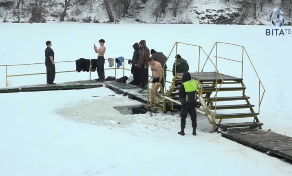 тисячі вінничан на Водохреще занурювались в холодну воду