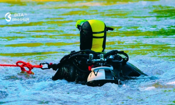 У 100-метрових глибинах Блакитного озера вінницькі водолази шукають молодого потопельника 