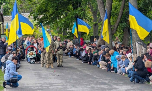 У 25 років загинув за Україну: у Гайсині 14 травня поховали молодого Героя Владислава Цехмейструка. Про це інформують у Гайсинській міськраді. Провели останнім земним шляхом молодого бійця, палкого патріота, безстрашного Захисника, молодшого солдата - Цехмейструка Владислава Віталійовича, - йдеться у повідомленні. Владислав Цехмейструк народився 29.06.1998 року у місті Гайсин. Навчався у міській школі-ліцеї №7. Середню освіту здобував у Ладижинському технічному училищі, отримавши спеціальність механіка сіл