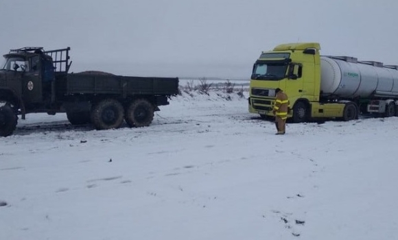 У Барській громаді рятувальники буксирували вантажний автомобіль