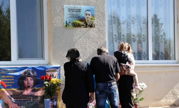 У Барській громаді відкрили меморіальну дошку на честь загиблого молодшого сержанта