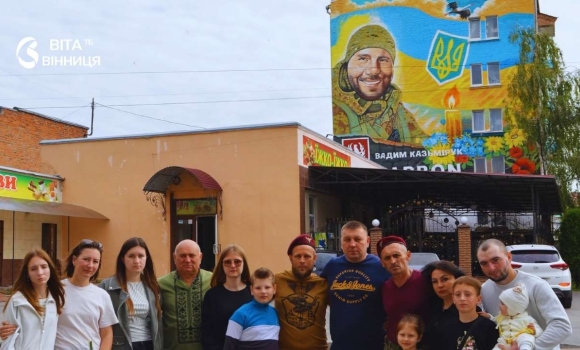 У Барському коледжі відкрили мурал на честь Героя-випускника У Барському коледжі відкрили мурал на честь Героя-випускника