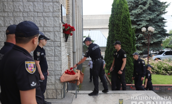 У Бершаді на честь загиблого поліцейського встановили меморіальну дошку