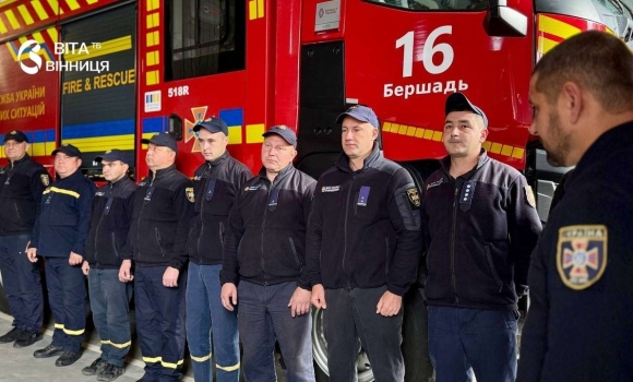 У Бершаді подякували вогнеборцям, які ліквідовували наслідки ударів на Одещині У Бершаді подякували вогнеборцям, які ліквідовували наслідки ударів на Одещині