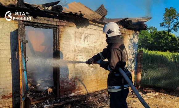 У Бершаді рятувальники вивели жінку з дітьми із задимленої квартири