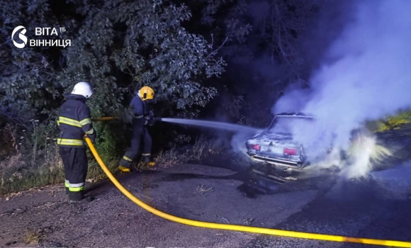 У Бершаді вночі спалахнув автомобіль через розгерметизацію газової системи