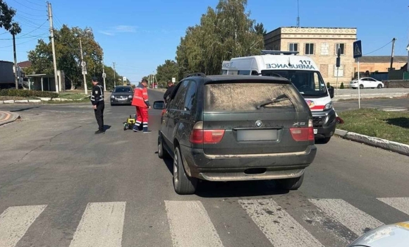 У Бершаді водій BMW збив пенсіонерку на переході