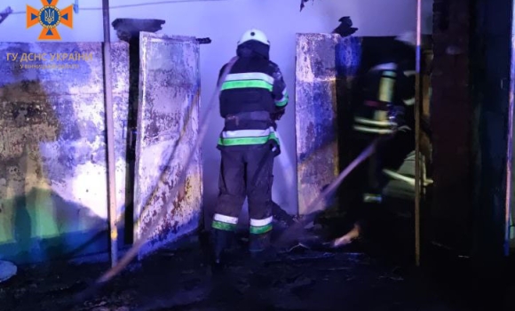 У Бершадській громаді через замикання спалахнула господарча споруда