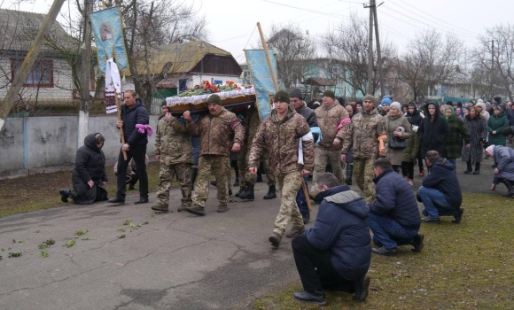 У Бершадській громаді попрощались з добровольцем, який загинув на Донеччині