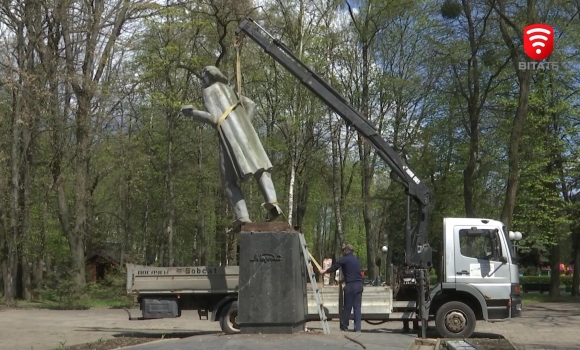 У центральному парку Вінниці демонтували пам'ятник російському письменнику