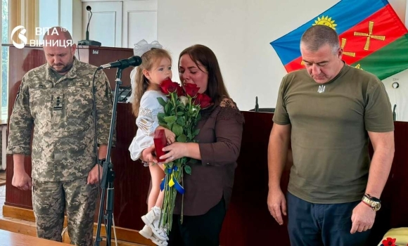 У Чечельнику рідним загиблого Миколи Мартинова вручили нагороду У Чечельнику рідним загиблого Миколи Мартинова вручили нагороду